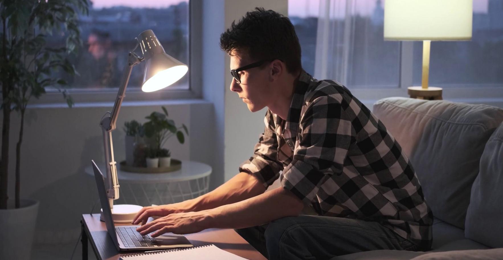 Professionelle Arbeitsumgebung mit Finanzunterlagen und digitalen Tools