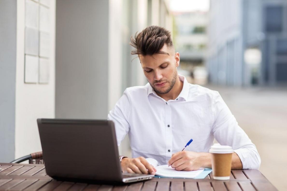 Team-Meeting zur Besprechung von Finanzstrategien