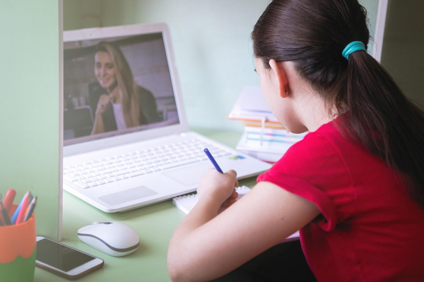 Workshop-Atmosphäre mit Teilnehmern bei der Diskussion von Finanzstrategien
