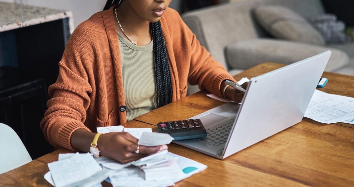Professionelle Lernumgebung mit modernen Arbeitsplätzen