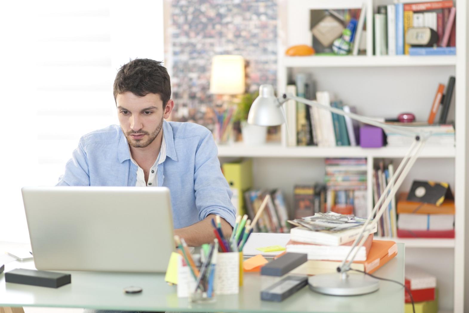 Finanzteam bei strategischer Planungssitzung mit detaillierten Analysen